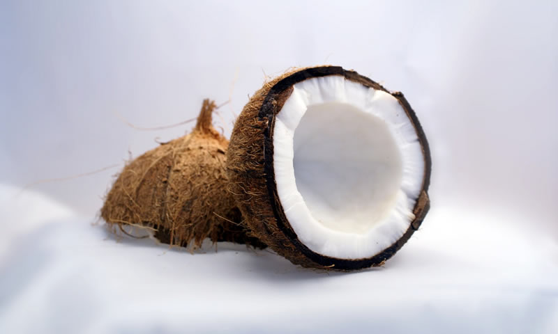 Kokosnussöl wird aus der Kokosnuss gewonnen